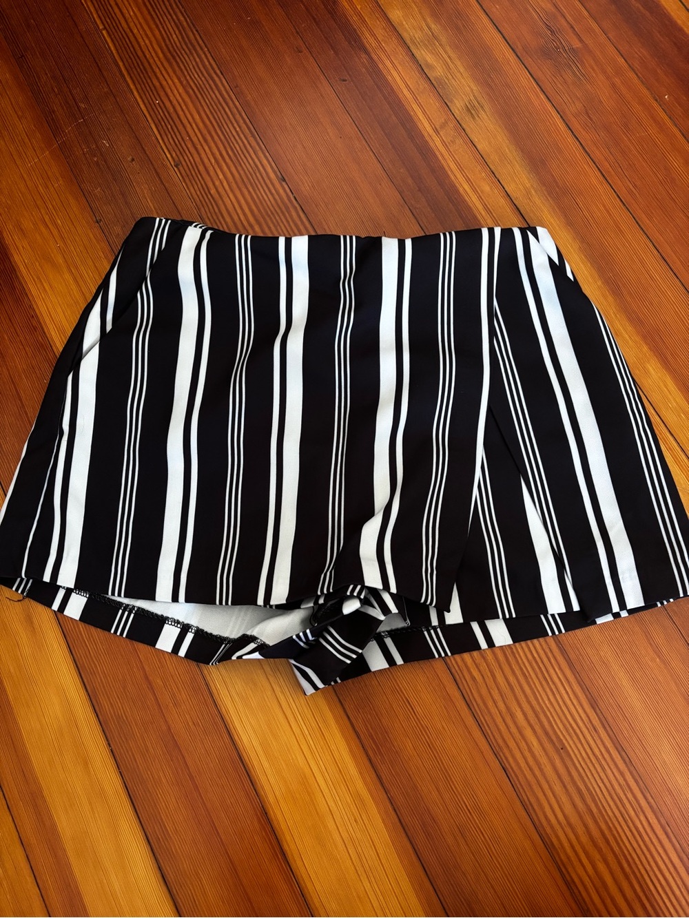 Women’s M striped skort
